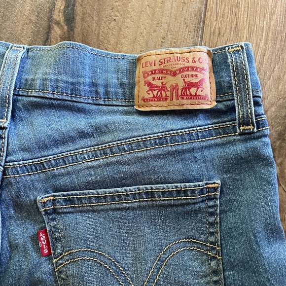 Levi’s Jean Shorts - Picture 5 of 5